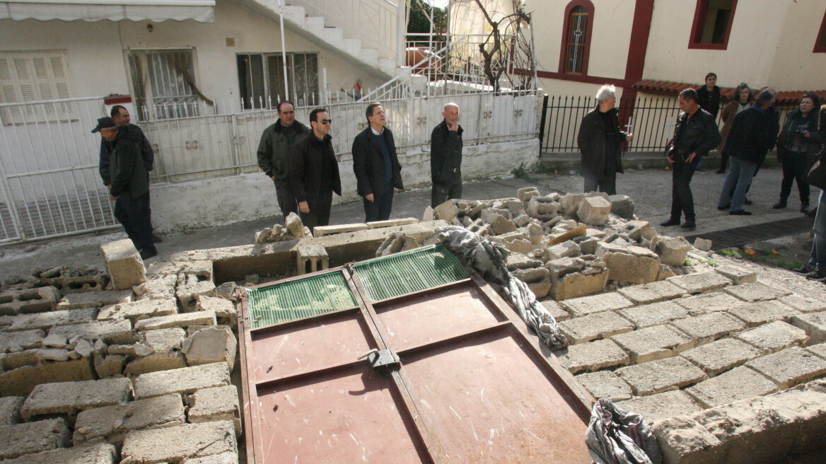 Φωτογραφίες: Κι όμως, ο σεισμός στην Ηλεία προκάλεσε αμέτρητες μικρές ζημιές 